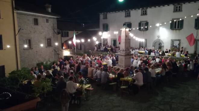 Tavolata in piazza a Gombereto