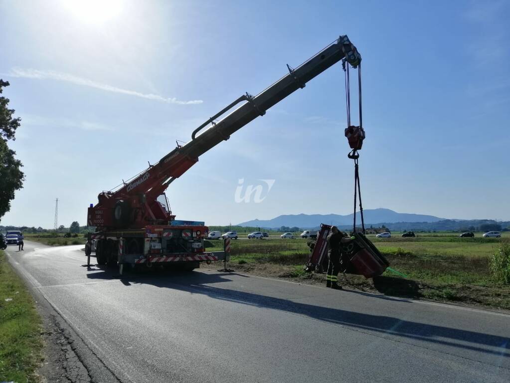 Incidente alla rotatoria di Capanne, si ribalta la campagnola dei vigili del fuoco