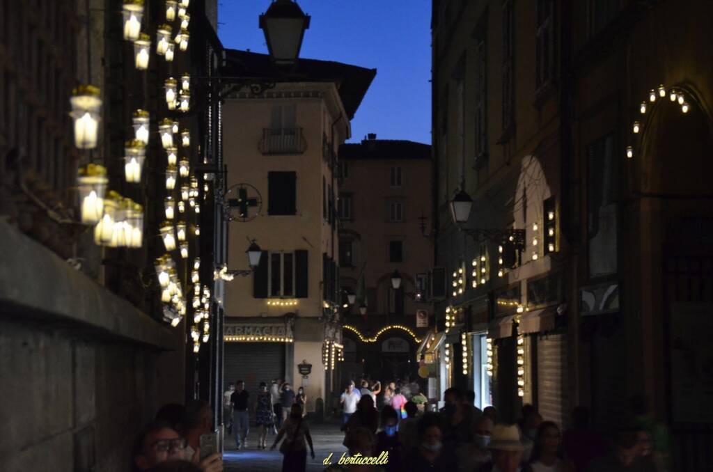 La strana Luminara senza la folla in centro