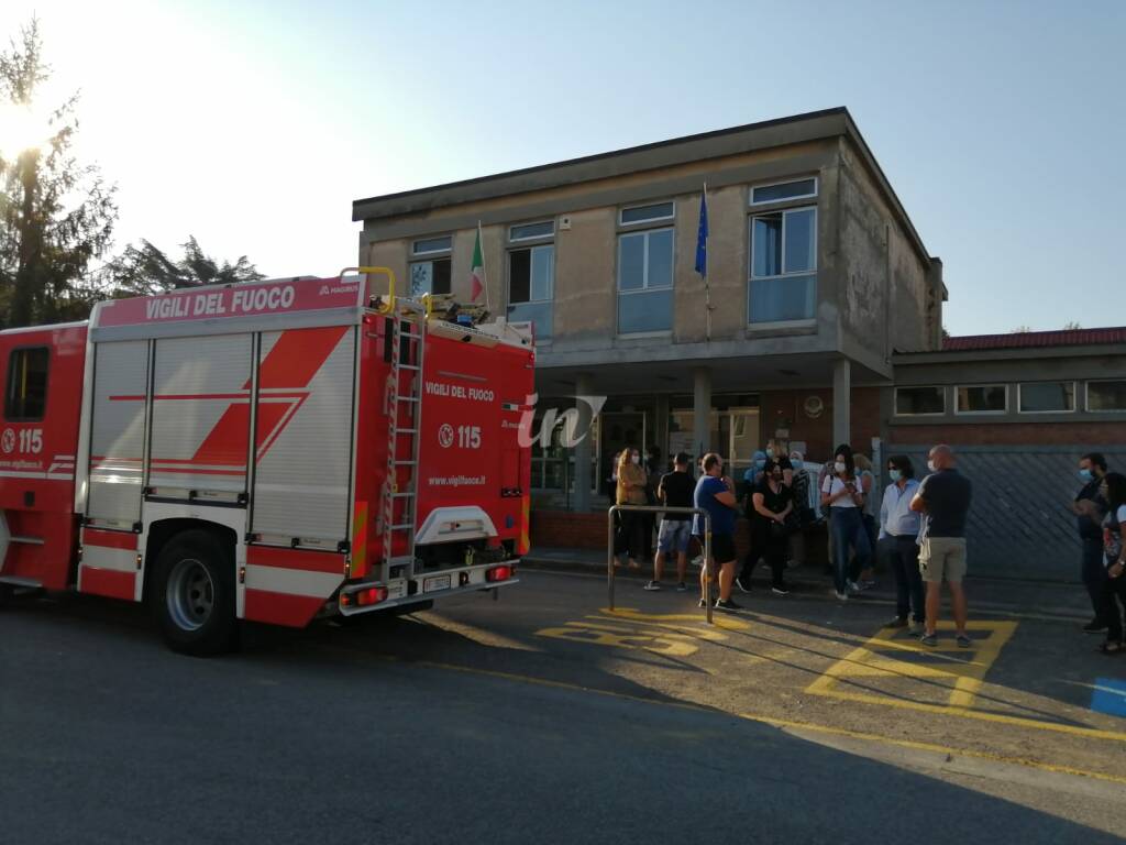 Primo giorno di scuola a Ponte a Egola, genitori, vigili del fuoco e giunta davanti alle elementari di via Gioberti