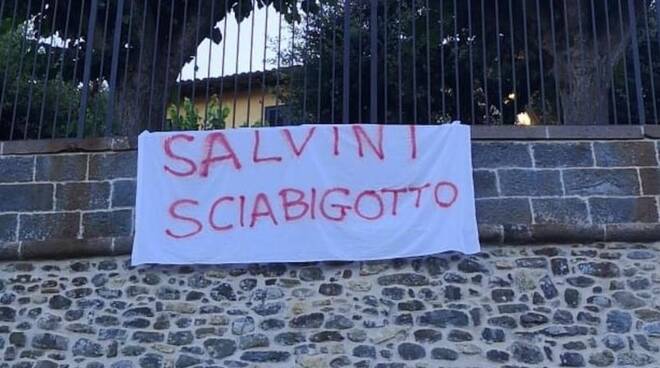 Striscione contro Salvini a Barga 