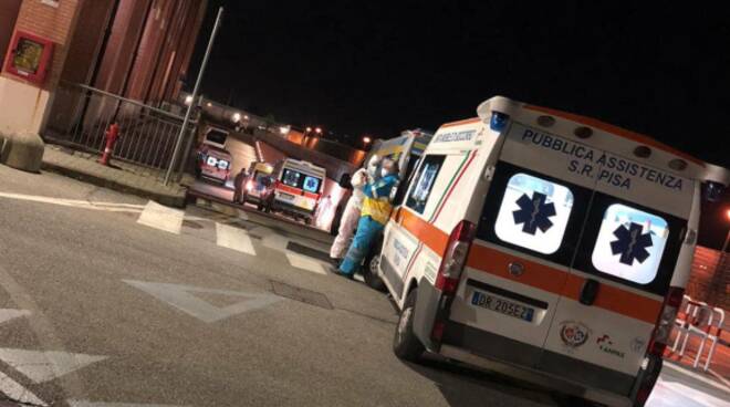 ambulanze covid in fila al pronto soccorso di cisanello di pisa