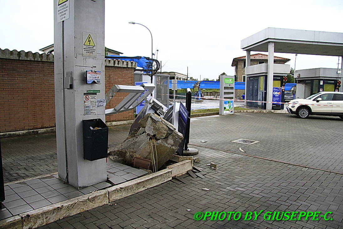 Ladri con la ruspa svaligiano il distributore di carburante