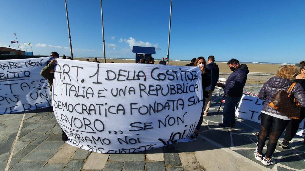 Viareggio, protesta contro le chiusure anticipate