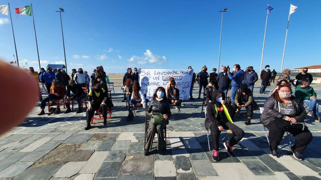 Viareggio, protesta contro le chiusure anticipate