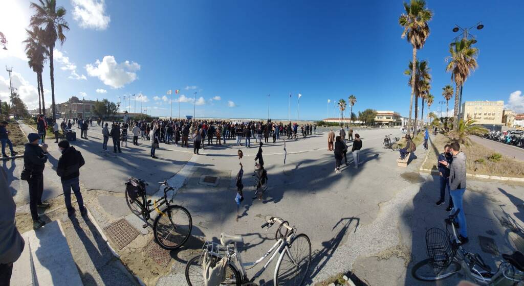 Viareggio, protesta contro le chiusure anticipate