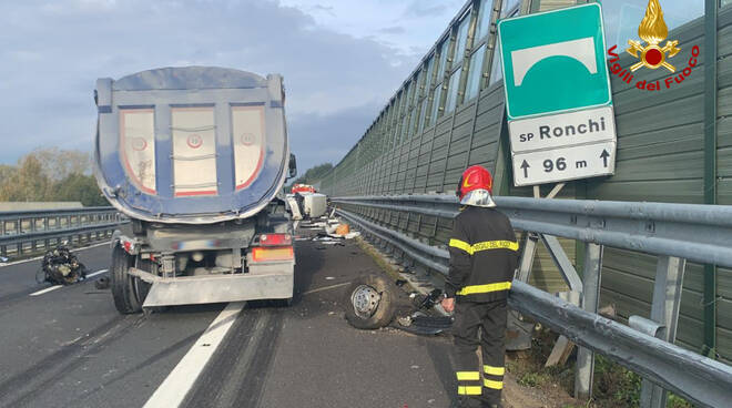 incidente autostrada A12 Ronchi auto tir