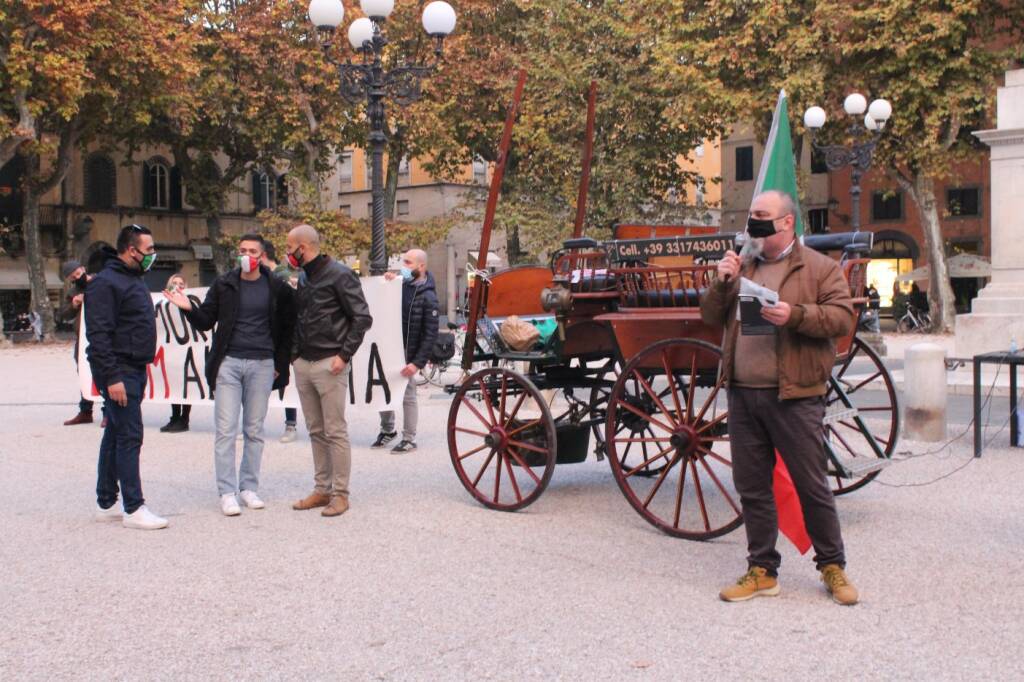 Nuova protesta commercianti piazza Napoleone 14 novembre