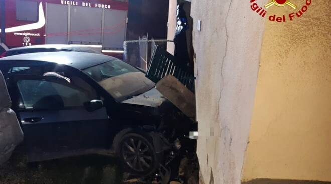 auto contro un muro nell'aretino