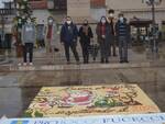 gruppo infioratori pro loco Fucecchio con il quadro in piazza Montanelli