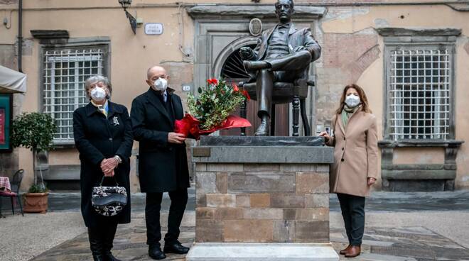 mazzo di fiori Giacomo Puccini statua anniversario nascita