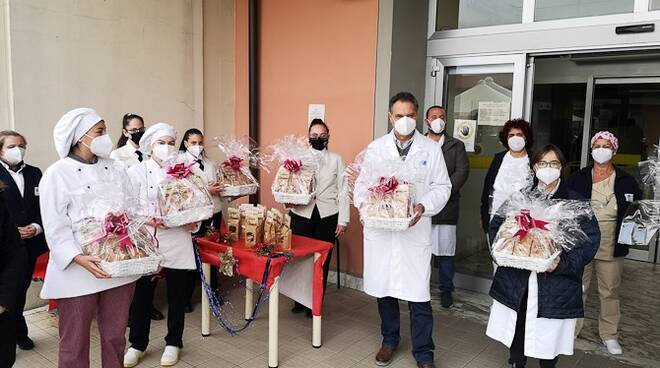 Studenti Barga donano biscotti al personale sanitario 