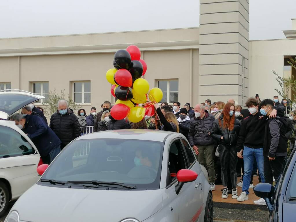 Addio a Luca Falcioni, il funerale a Ponticelli