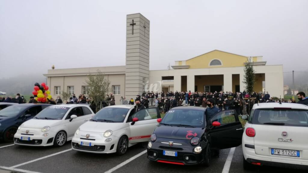 Addio a Luca Falcioni, il funerale a Ponticelli