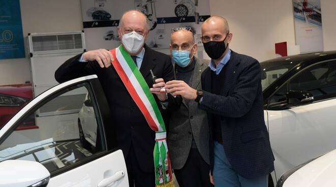 Consegna nuova Yaris Hybrid Comune di Lucca