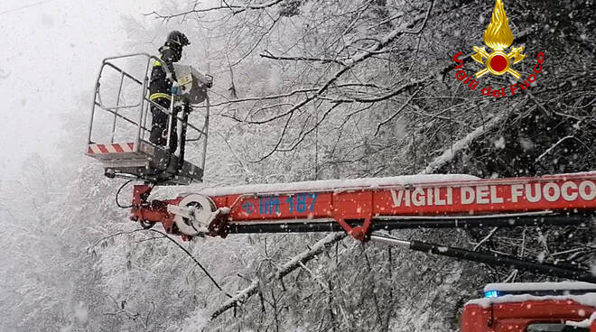 Interventi dei vigili del fuoco sulla neve in Garfagnana