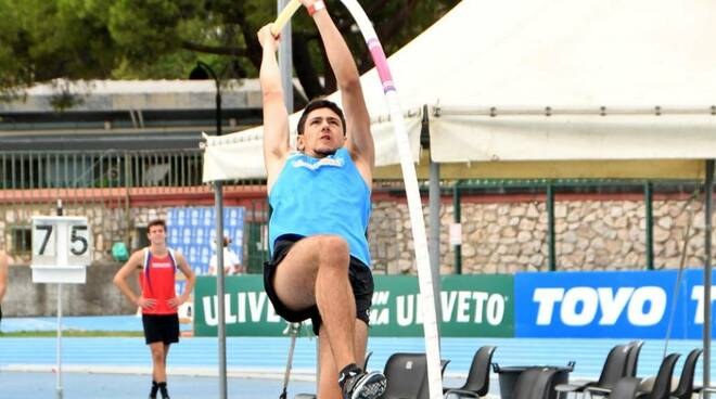 Matteo Oliveri salto con l'asta Atletica Virtus Lucca