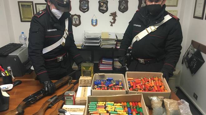 carabinieri sequestro arsenale caccia Marlia