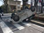 incidente via Jacopo della Quercia via Nicola Farnesi auto ribaltata