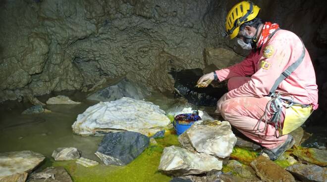 acqua colorata antro del corchia 