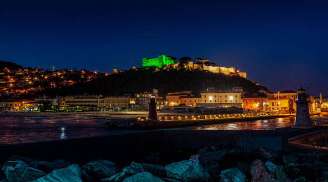 castiglione della pescaia castello illuminato di verde