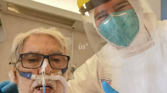 enzo asma oliveri in ospedale a empoli per il coronavirus con il personale del reparto