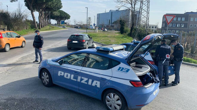 foto polizia questura Pisa