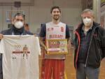 Matteo Neri festeggia le 100 presenze in maglia biancorossa, con Etrusca Basket