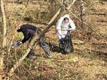 sindaco, consiglieri e volontari di fucecchio impegnati nella pulizia del sottobosco delle cerbaie