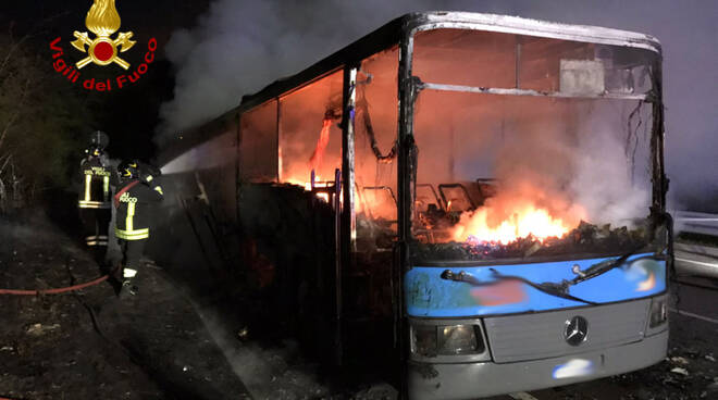 bus di linea a fuoco