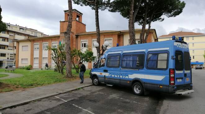 Polizia davanti al comune di Santa Croce