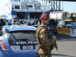 Polizia ed esercito al porto di Livorno