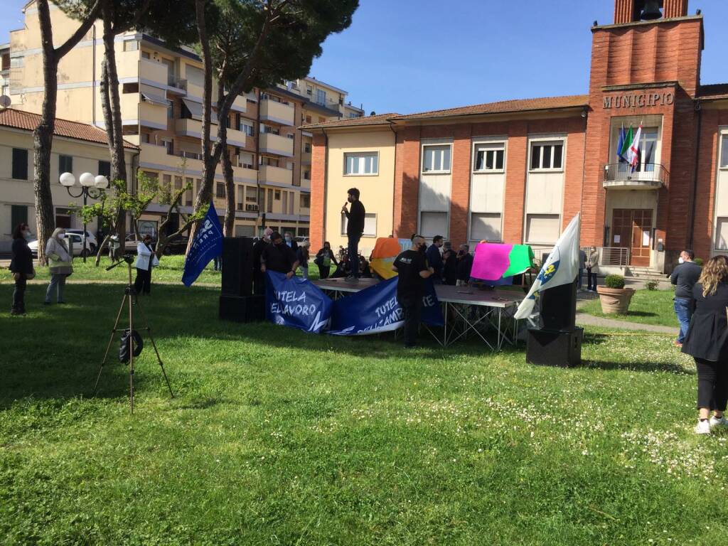 Inchiesta Keu, presidio in piazza della Lega