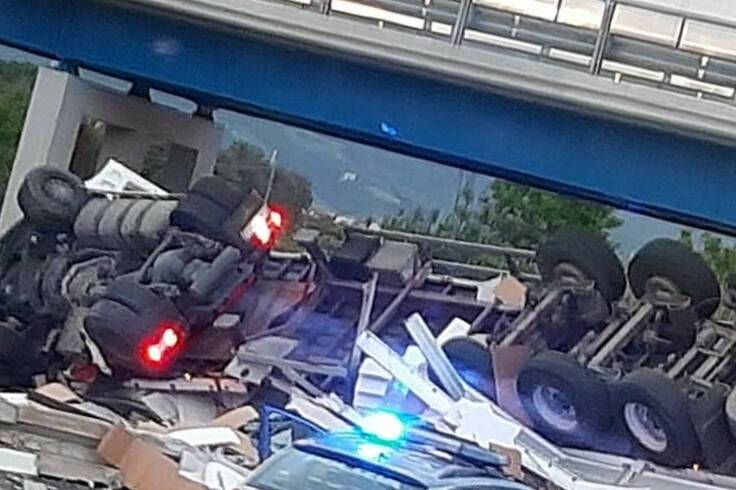 Incidente In A11 Camion Perde Cartone E Gasolio Sulla Strada Chiusa Per Ore L Autostrada Luccaindiretta