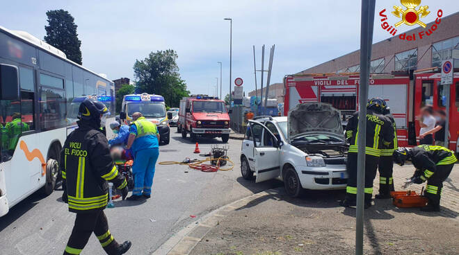 incidente sesto fiorentino tra bus e auto