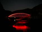 ponte di Rivangaio illuminato di rosso
