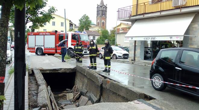 Si apre una voragine lungo la pista ciclabile a San Concordio