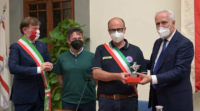 Bimbo ritrovato nel Mugello, consegnato il Pegaso al sindaco, al giornalista e al carabiniere