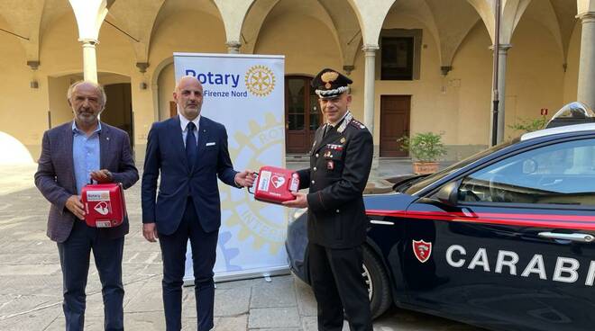 Dal Rotary Club due defibrillatori ai carabinieri di Firenze