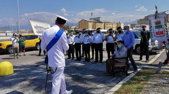 La capitaneria di porto di Viareggio celebra la giornata della Marina Militare: corona d'alloro ai caduti