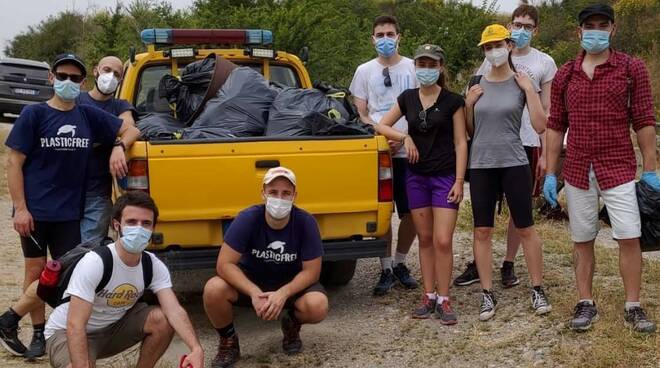 Raccogli e Vai rifiuti abbandonati via Francigena 