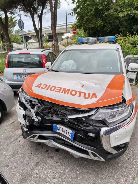 automedica distrutta sul viale dei tigli