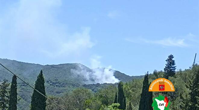 fiamme colline Porto Santo Stefano