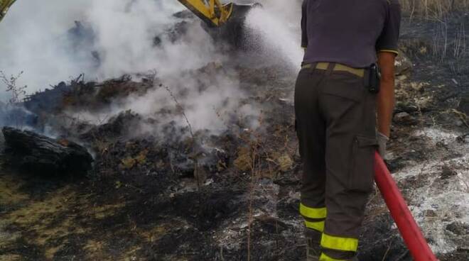 incendio asciano vigili del fuoco