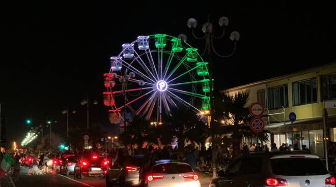 ruota panoramica e mr. arbitrium con la bandiera Pietrasanta nazionale