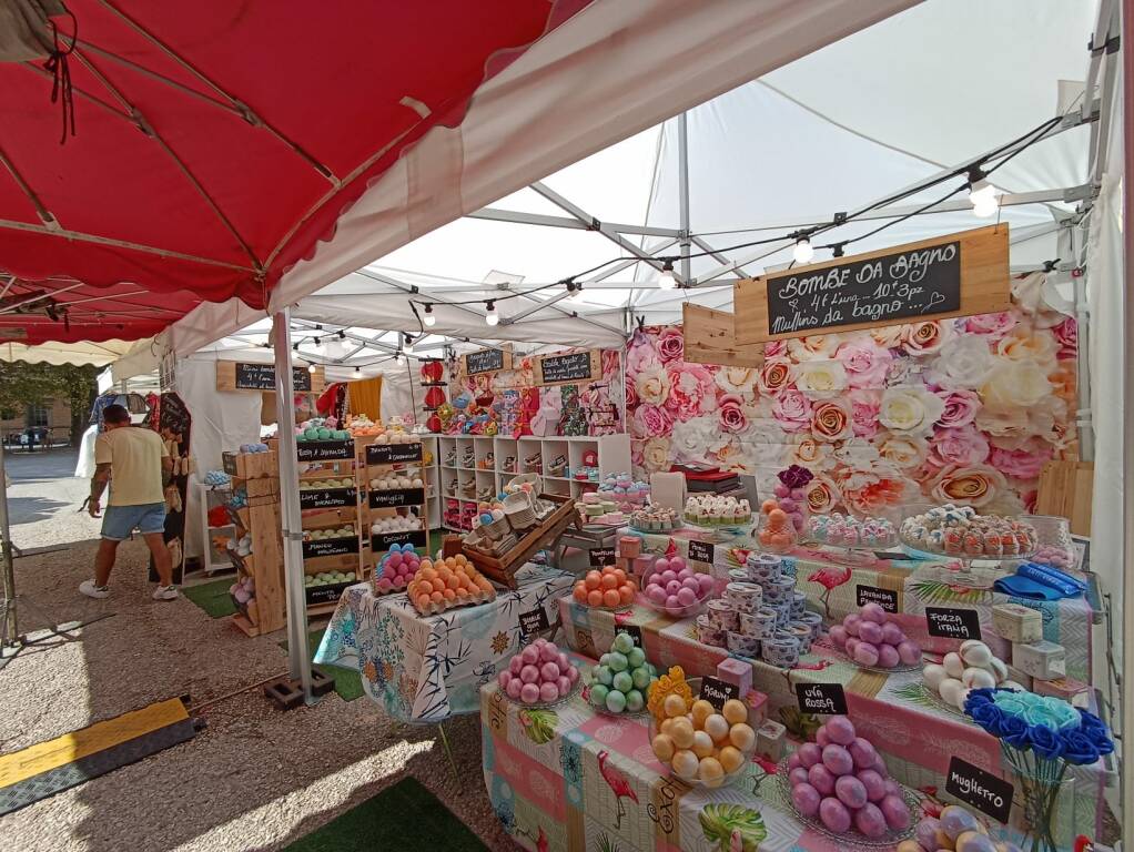 mercatino regionale francese 2021 in piazza Napoleone