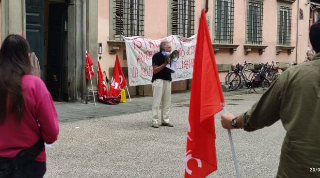 presidio in piazza cobas e priorità alla scuola