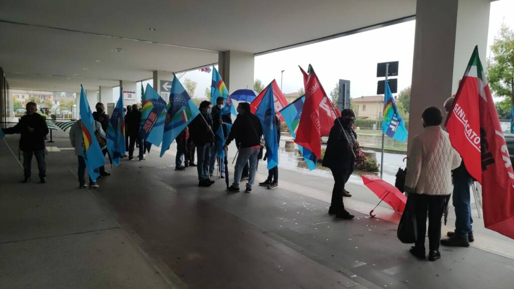 Assunzioni nella sanità, protesta davanti al San Luca