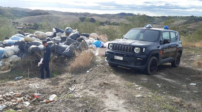 Carcasse di auto e rifiuti vari: scattano sequestro e denuncia