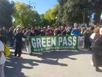 Centinaia di manifestanti in corteo contro l'obbligo del green pass